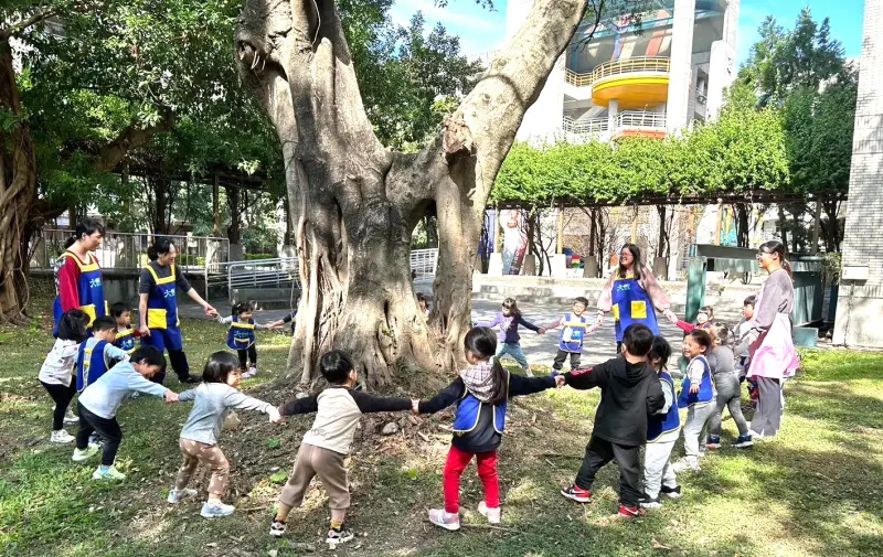 ▲幼生們謝謝大樹陪伴我們玩遊戲。（圖／新北市政府教育局提供）