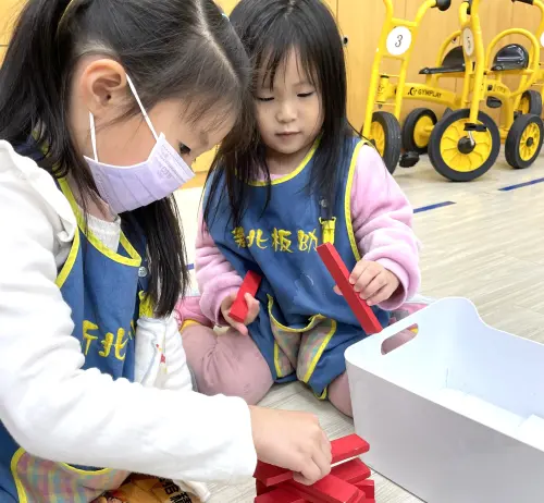 ▲幼生們一起合作玩積木。（圖／新北市政府教育局提供）