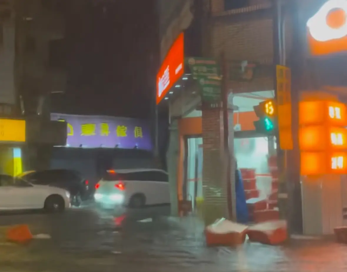 鳳凰颱風狂襲宜蘭！物流箱飄出店外「泡水中」 蝦皮官方回應了