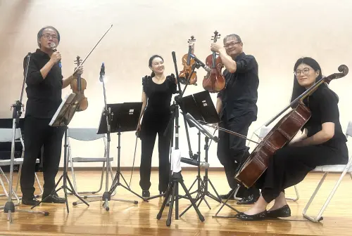 ▲台灣絃樂團首席譚正主任向同學介紹四重奏的表演樂器，帶領大家認識音樂的奧妙與魅力。（圖／新北市政府教育局提供）