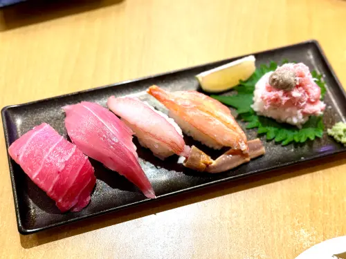 ▲「奢華蟹鮪拼盤」400元。（圖／記者蕭涵云攝）