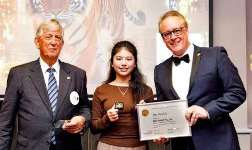 ▲南山中學林旻忻同學(中)赴澳洲交換時與寄宿家庭建立深厚情誼，且積極參與公益服務，榮獲扶輪社「保羅哈里斯獎」肯定。（圖／新北市政府教育局提供）