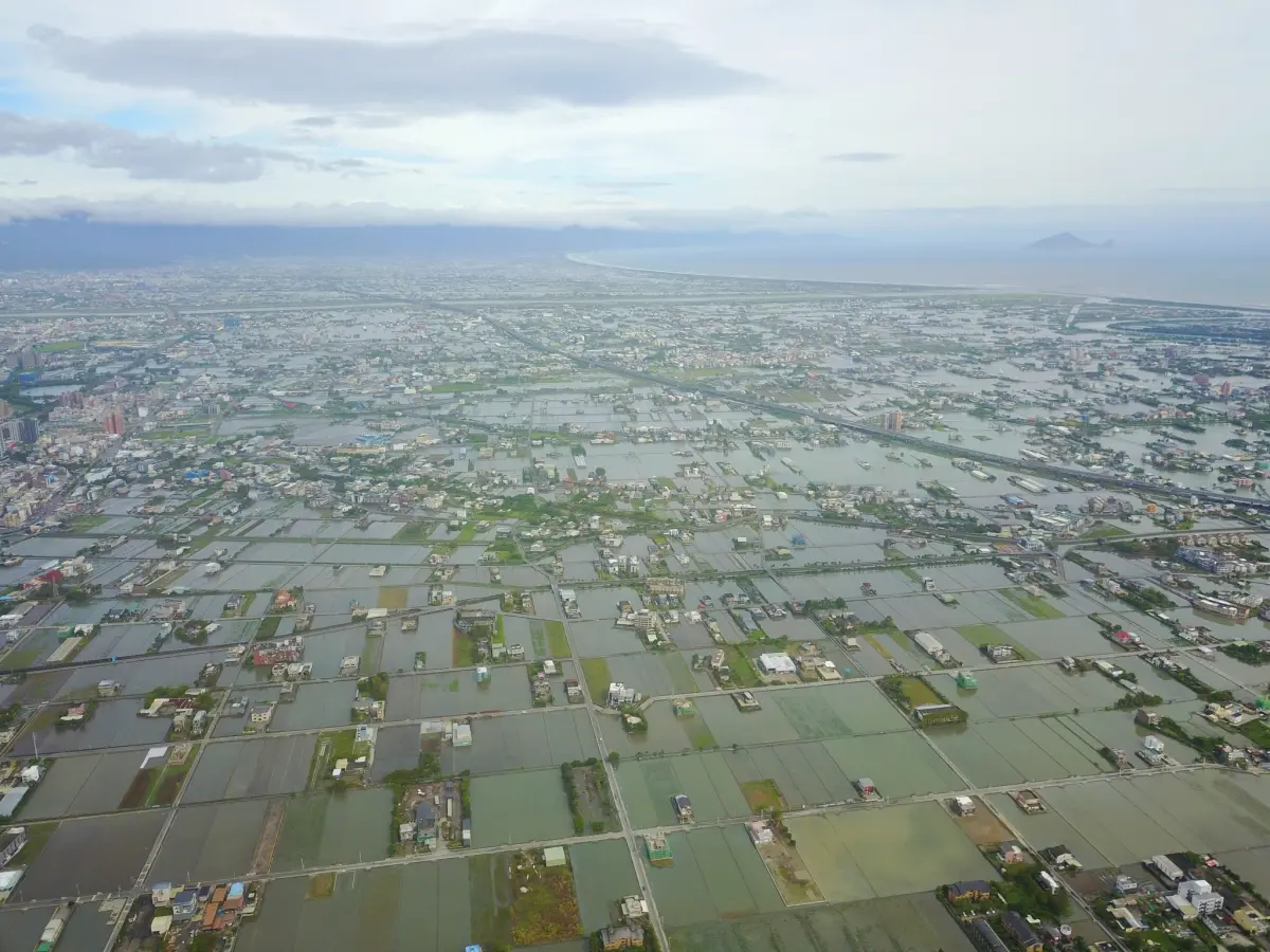 ▲鳳凰颱風暴雨重創宜蘭溪南地區，空拍畫面一片「水鄉澤國」，在地直呼：「35年頭次淹這麼慘。」（圖／Threads陳逸翔授權）