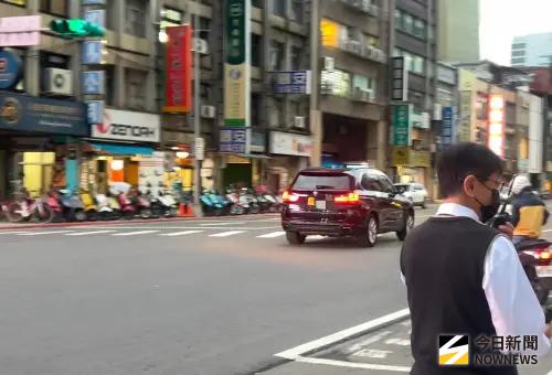 ▲AIT處長谷立言拜會鄭麗文，「外」字車牌車輛駛出國民黨中央黨部。（圖／記者林怡昕攝，2025.11.12）