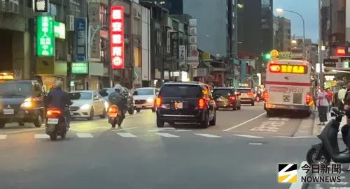 ▲AIT處長谷立言拜會鄭麗文，「外」字車牌車輛駛出國民黨中央黨部。（圖／記者林怡昕攝，2025.11.12）