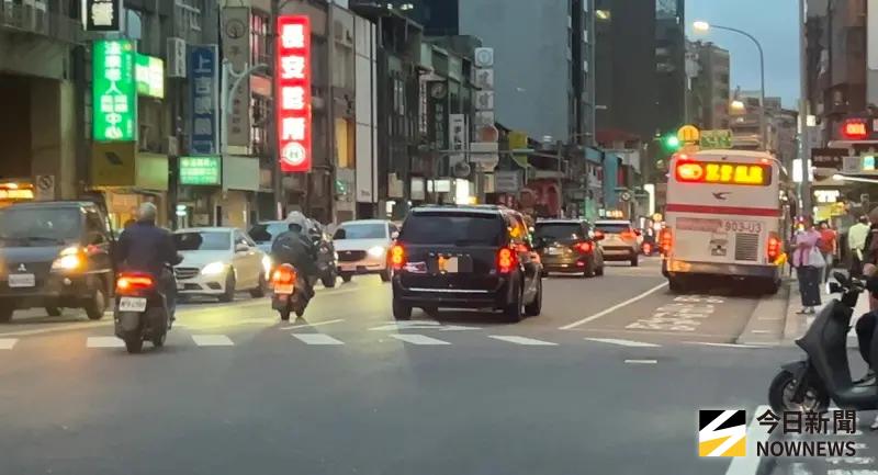    ▲AIT處長谷立言拜會鄭麗文，「外」字車牌車輛駛出國民黨中央黨部。（圖／記者林怡昕攝，2025.11.12）  