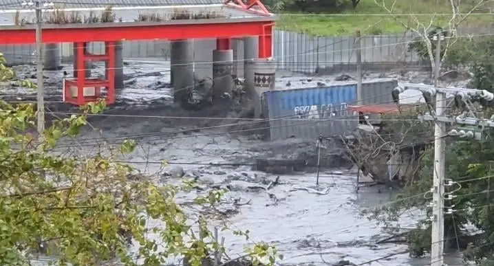 花蓮馬太鞍溪暴漲！泥流沖走貨櫃撞毀電桿　巨響嚇壞明利村民