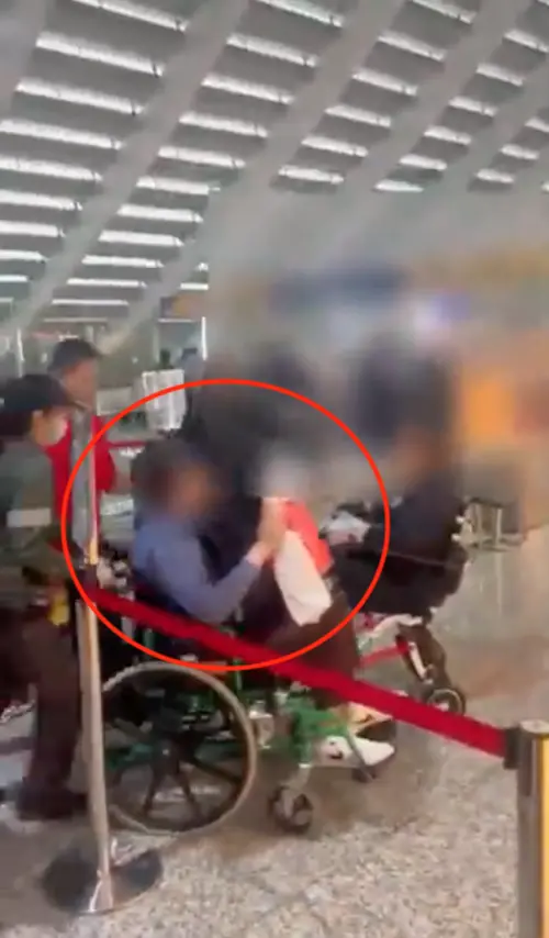 ▲造謠「砸80億換蕭美琴演講」輪椅男返台被抓！提大包免稅品急喊冤。（圖／翻攝畫面）