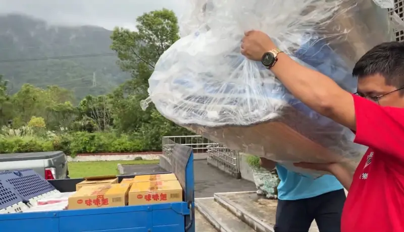 ▲明利村連外道路中斷！安置所分享物資不藏私。(圖／翻攝畫面)
