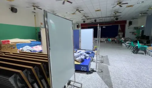 ▲明利村連外道路中斷！安置所分享物資不藏私。（圖／翻攝畫面）