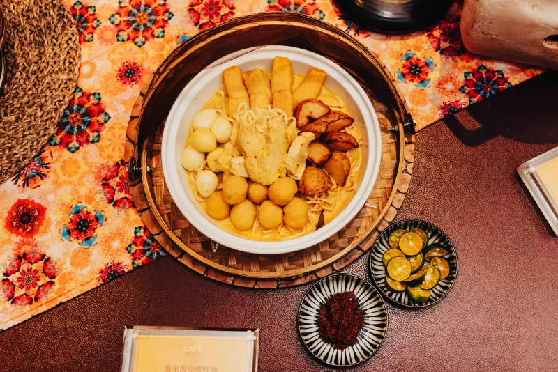 ▲台北君悅推出「普放一萬」優惠，到飯店的餐廳，在週一至週三有千元能抵1300元的活動，而凱菲屋現在也推馬來菜吃到飽，還能抽別墅住宿券。（圖／台北君悅提供hyatt.com/grand-hyatt/zh-HK/taigh-grand-hyatt-taipei）