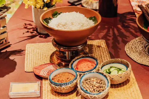 ▲「椰漿飯、小魚乾、參峇辣椒醬」也不容錯過。（圖／台北君悅提供）