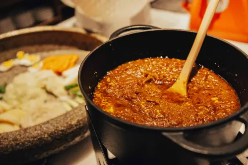 ▲曾獲CNN評選全球50大美食冠軍「仁當牛肉」，燉到肉嫩又夠味。（圖／台北君悅提供）