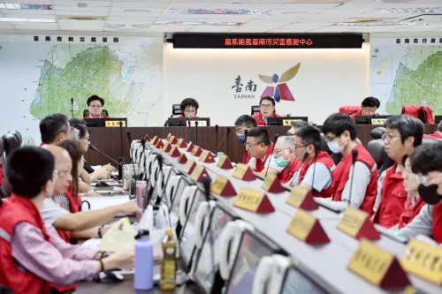 防颱沿海巡視　黃偉哲防颱會報提醒防災不能掉以輕心
