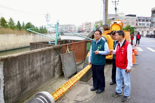 ▲ 黃偉哲市長今（12）日中午視察安南區六塊寮排水區，瞭解災修工程及設置抽水機組情形，要求相關單位做好萬全準備，以確保排水系統完善運作。（圖／南市府提供）