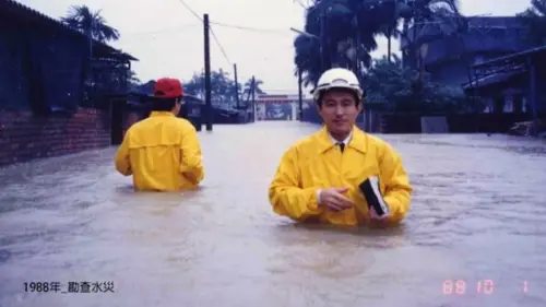 鳳凰重創宜蘭！居民想起37年前歷史一幕：陳定南涉水勘災水深及腰
