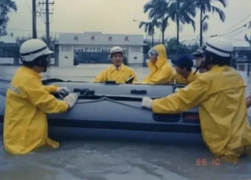 ▲宜蘭淹水居民憶「前宜蘭縣長」水淹及腰勘災。（圖／翻攝陳定南教育基金會臉書）