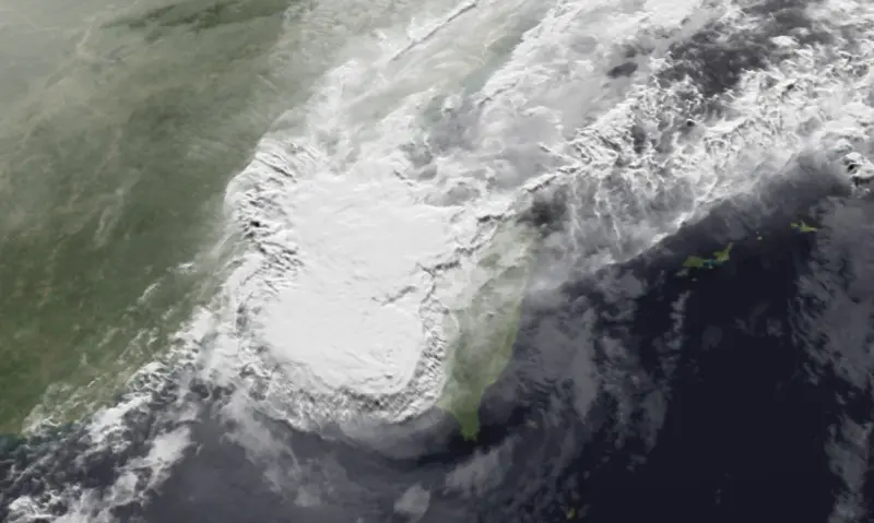 鳳凰颱風19:40登陸「屏東恆春」！氣象署：北台灣豪雨明早才趨緩