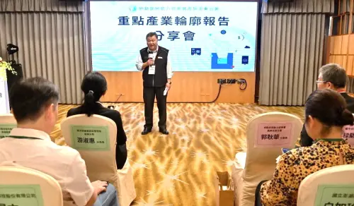 ▲勞動力發展署高屏澎東區分署分署長郭耿華(站立者)致詞。(圖／勞動部高屏澎東區分署提供)