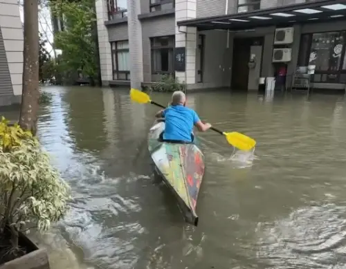 宜蘭五結積水未退！肚子餓向公所求助未果　居民不得不划船買便當
