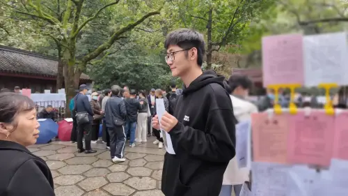 ▲相親資料被多位大媽瀏覽後，立刻引來連串嫌棄，黑衣大媽更當場嫌棄Tim學歷太低。（圖／翻攝Mediastorm影視颶風）