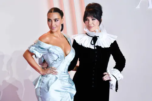 ▲克莉絲珍娜（右）與金卡戴珊（左）母女的形象欠佳，在演藝界不太被人尊崇，連累到家族么妹凱莉與「文青男神」提摩西夏勒梅交往，常被人唱衰。（圖／美聯社／達志影像）