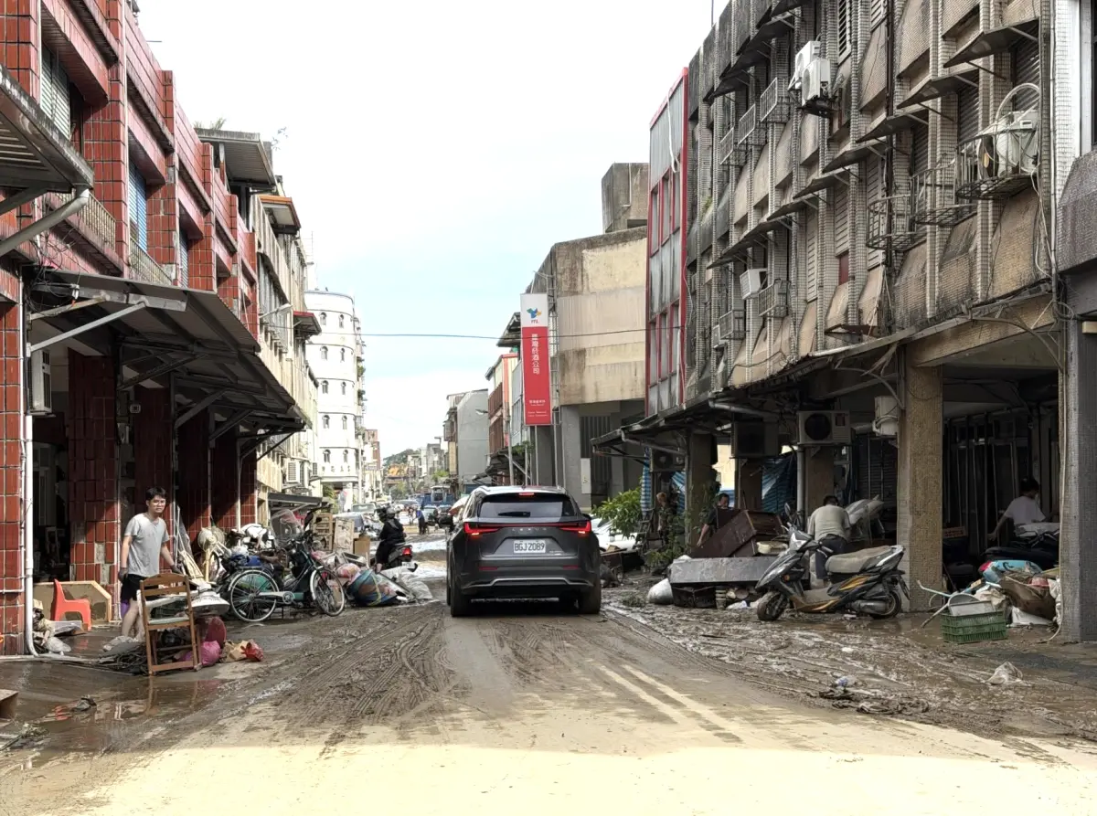 ▲颱風肆虐！蘇澳變泥海「鏟子超人」再出動：宜花難兄難弟一起扛。（圖／Threads:susu.02.12）