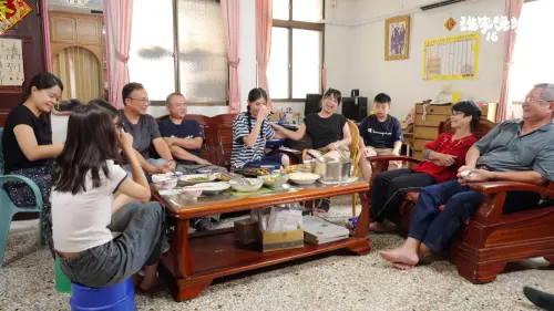 ▲李千娜(中)談起曾是921地震災民經歷忍不住鼻酸。（圖／公共電視提供）