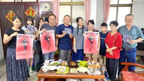 ▲李千娜(右五)拜訪家住在台南市楠西的英瑛一家人。（圖／公共電視提供）