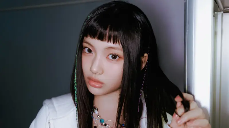 ▲NewJeans合約戰出現轉折，韓媒揭露惠仁（如圖）父親堅決反對解約，為勸女兒回歸ADOR甚至與妻子對簿公堂，最終成功說服惠仁與諧潾重返公司，成為團體復合的關鍵推手。（圖／翻攝自NewJeans X）