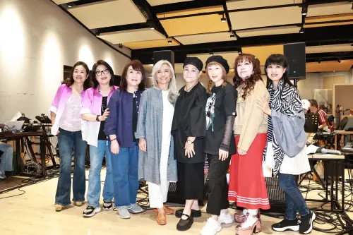 ▲民歌大團圓11/22攻蛋，「八仙合韻」八位女聲合體預演掀共鳴。客製合聲譜與越洋磨合打磨細節；製作規模7小時122曲、2500人動員與「服務密碼」到位，預告一夜經典。（圖／記者吳翊緁攝）