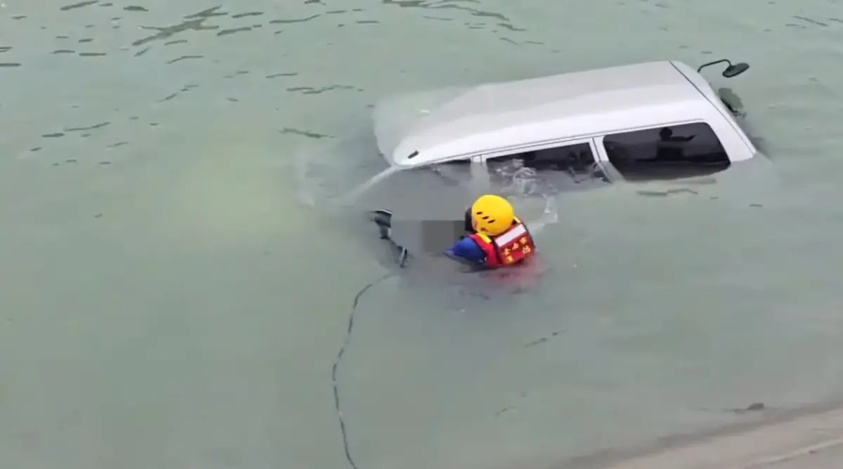 颱風天驚見汽車漂浮！台南60歲男駕車衝嘉南大圳溺斃
