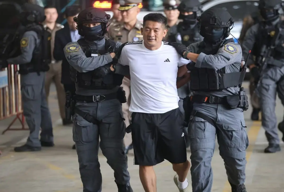 ▲中國籍賭博大亨、緬甸「KK園區」幕後金主之一佘智江（白衣男子），12日已遭泰國引渡回中國。（圖／翻攝自人民日報）