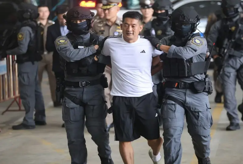 ▲中國籍賭博大亨、緬甸「KK園區」幕後金主之一佘智江（白衣男子），12日已遭泰國引渡回中國。（圖／翻攝自人民日報）