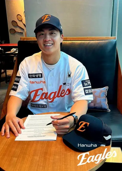 ▲王彥程與韓國職棒韓華鷹簽約（圖／取自韓華鷹臉書）