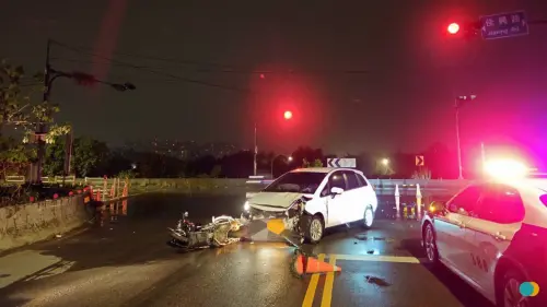 三峽凌晨嚴重車禍！20歲騎士遭撞「噴飛摔落邊坡」現場車殼碎一地
