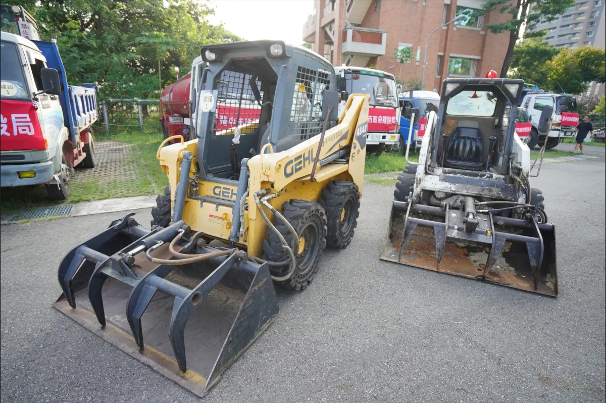 ▲台中市建設局今支援怪手、抓斗車等各式重機具前往蘇澳救災。（圖／台中市政府提供，2025.11.13）