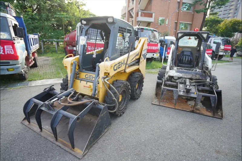 救災台中隊出發了！中市府山貓、抓斗車今早馳援蘇澳