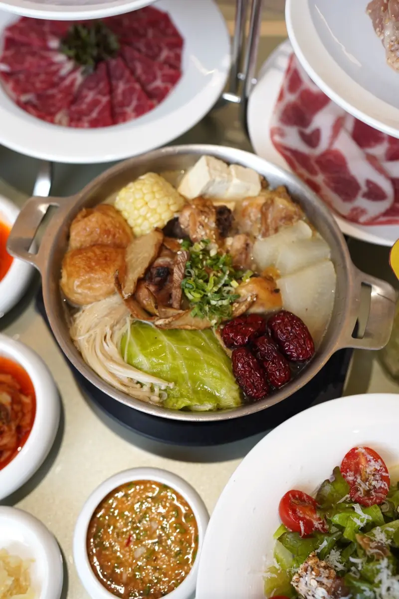 ▲屋馬平日午間套餐延長販售至年底外，時序入冬，加碼推出「元氣麻油雞鍋」，香氣撲鼻、湯頭溫潤濃郁，入口即能感受冬令進補的暖胃滋味。（圖／屋馬提供）