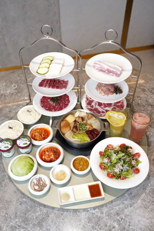 ▲屋馬餐飲集團今日宣布，平日午間限定的「美牛經典雙人肉肉餐」，延長販售至今年底，歡迎消費者收到普發1萬，闔家來打牙祭。（圖／屋馬提供）