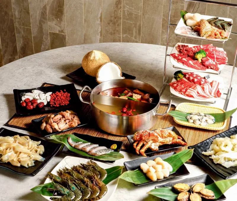 ▲知名連鎖麻辣鍋吃到飽品牌「滿堂紅」，曾是台北名店，還進駐貴婦百貨，卻傳出現任負責人蔡閔如董事長涉嫌借出公司人頭供詐騙集團不法吸金。（圖／翻攝滿堂紅頂級麻辣鴛鴦鍋粉絲團facebook.com/mafupot）