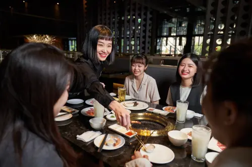 ▲屋馬餐飲集團今日宣布，平日午間限定的「美牛經典雙人肉肉餐」，延長販售至今年底，歡迎消費者收到普發1萬，闔家來打牙祭。（圖／屋馬提供）