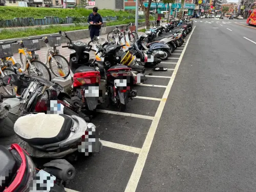 ▲三重男開車一半失控了！路邊「一整排機車慘變骨牌」超扯畫面曝光。（圖／翻攝畫面）