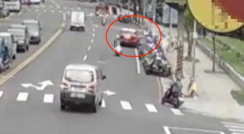 三重男開車一半突失控！路邊「整排機車慘變骨牌」超扯畫面曝光了
