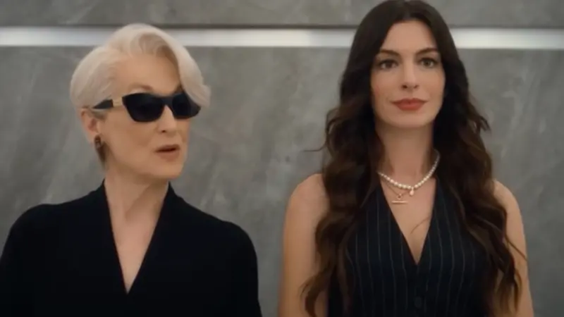 ▲《穿著Prada的惡魔2》前導預告曝光，梅莉史翠普（左）與安海瑟薇（右）睽違19年再度驚喜同框，電梯對戲火花四射，續集豪華卡司全數回歸，電影將於2026年5月1日上映。（圖／IMDb）