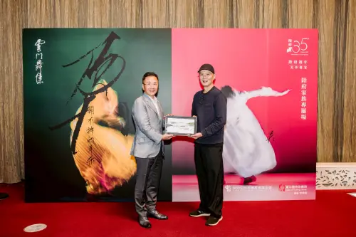 ▲陸府建設執行長陳國欽與雲門舞集藝術總監鄭宗龍(右)合影，贈送台灣藝術家張庭溦作（圖／業者提供）