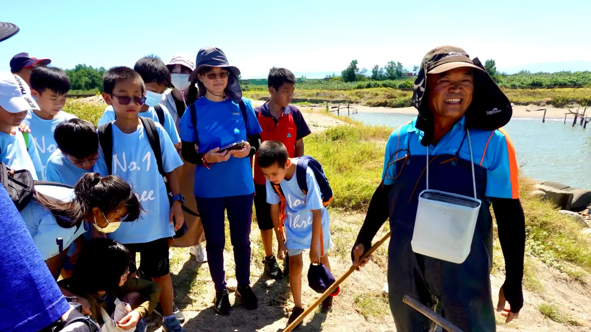 ▲大園國小踏查許厝港，體驗捕鰻苗職人林清安近60年技術。（圖／翻攝畫面）