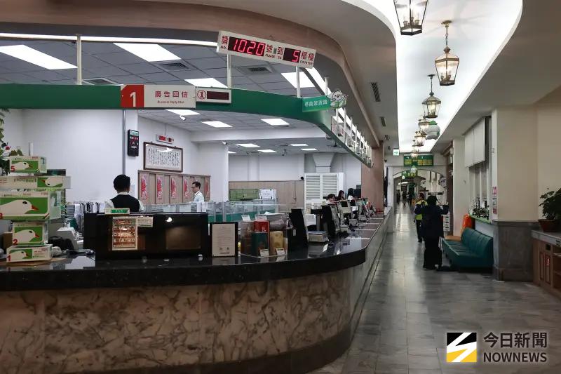 ▲中華郵政公司配合政府「全民+1 政府相挺」普發現金政策,提供「登記入帳」、「ATM領現」及「郵局領現」多管道,讓民眾輕鬆領取普發現金1萬元。(圖/記者葉政勳攝)