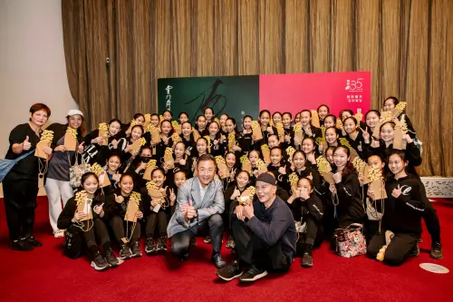 ▲陸府建設邀請台中市文華高中舞蹈班欣賞雲門舞集演出。（圖／攝影師李建霖臺中國家歌劇院提供)