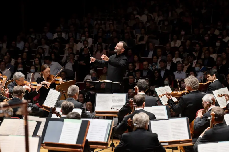 ▲相隔7年，柏林愛樂在指揮家佩特連科（站立者）領軍下，再度重返台灣演出。台積電總裁魏哲家12日晚間也坐在台下聆聽，並盛讚果然是天團。（圖／牛耳藝術提供）